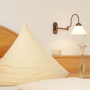 Bett im Hotelzimmer